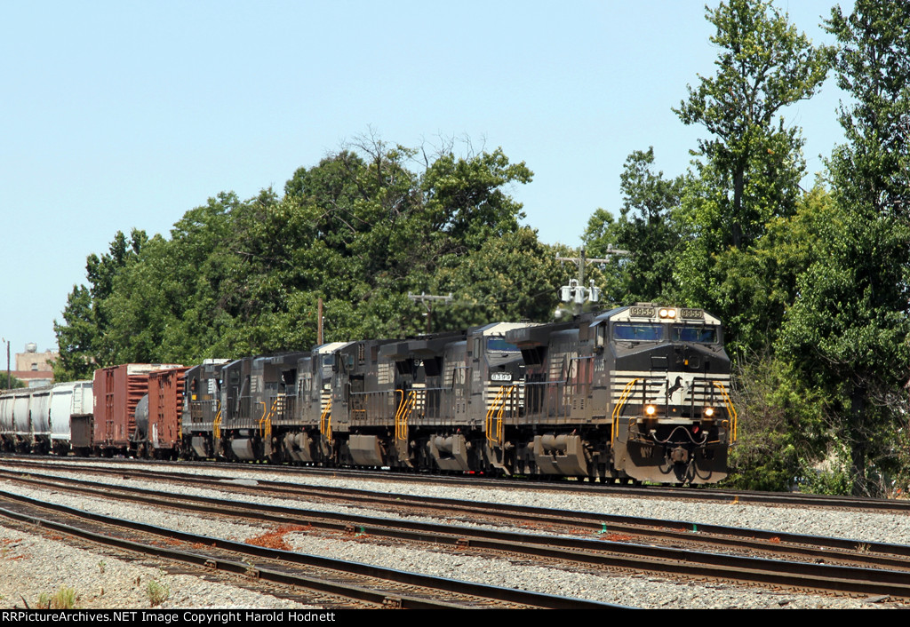 NS 9955 leads 5 other units on train 189 towards the signals at Aycock